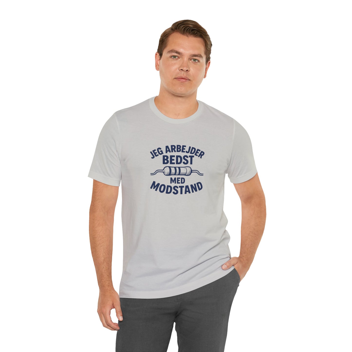 ,,Jeg arbejder bedst med modstand” Elektriker T-shirt - Dansk Håndværker Humor T-shirt