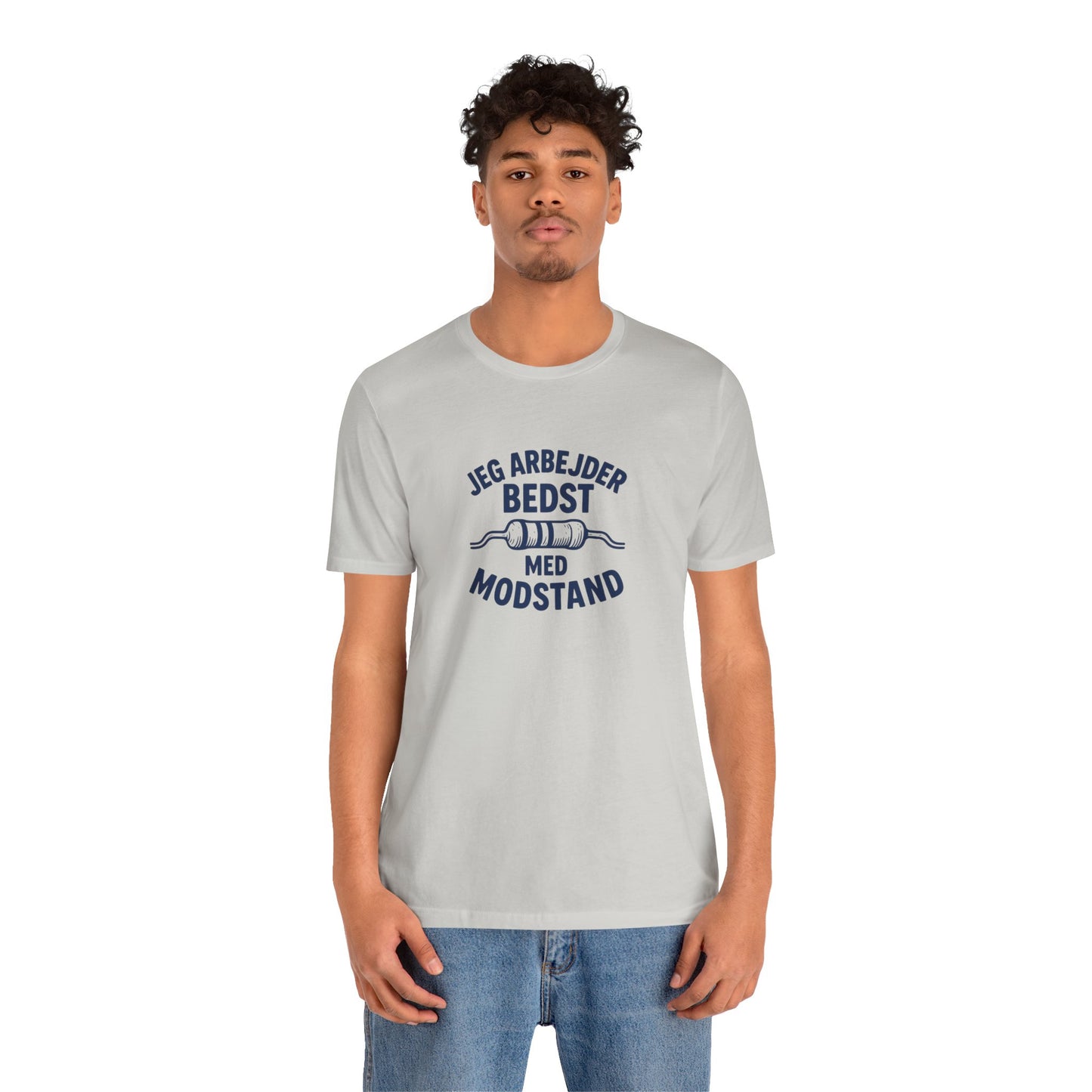 ,,Jeg arbejder bedst med modstand” Elektriker T-shirt - Dansk Håndværker Humor T-shirt