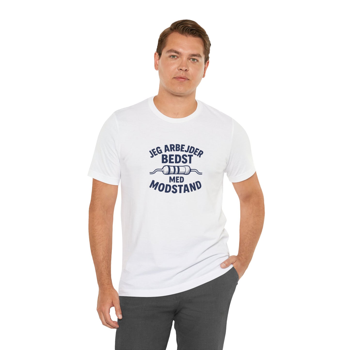 ,,Jeg arbejder bedst med modstand” Elektriker T-shirt - Dansk Håndværker Humor T-shirt