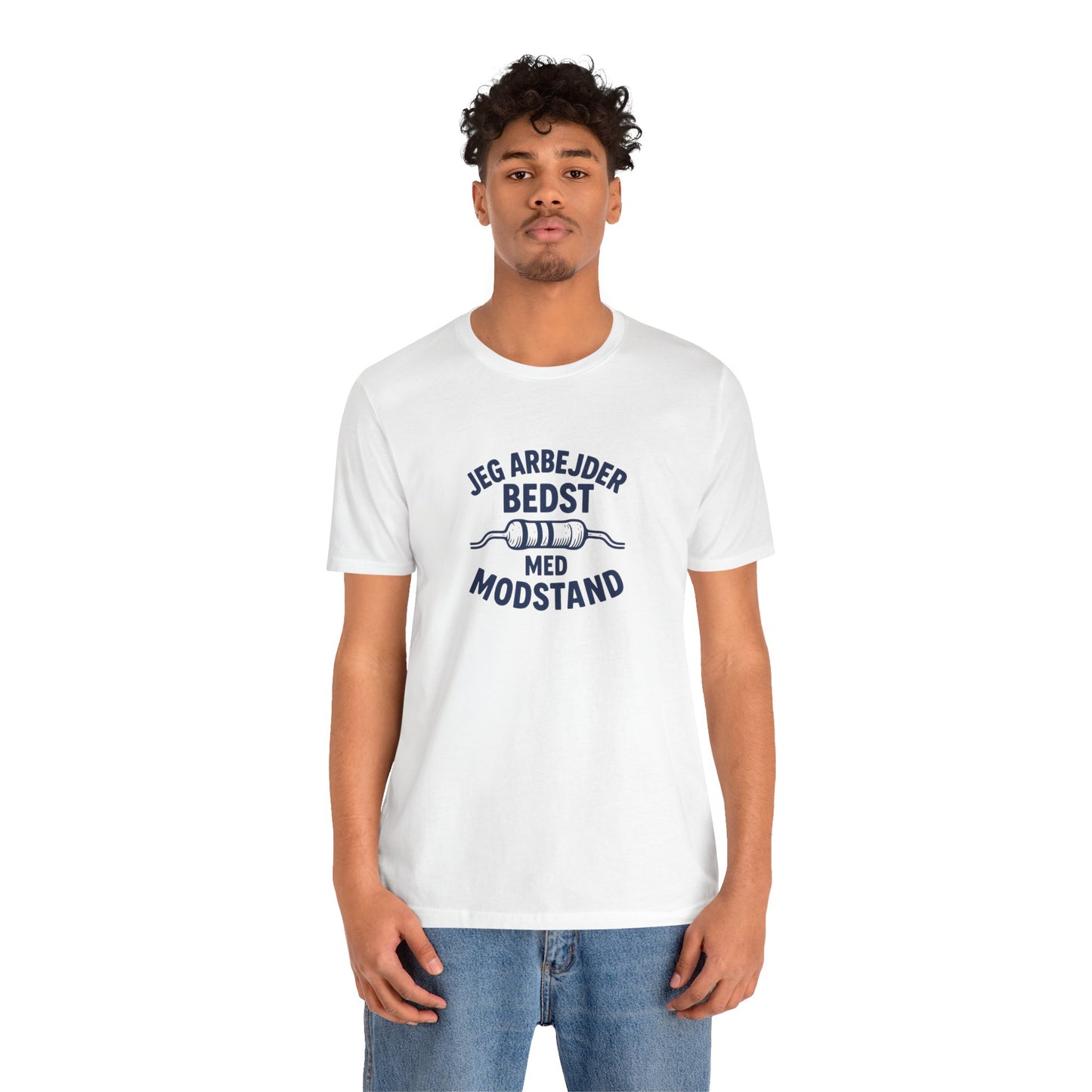 ,,Jeg arbejder bedst med modstand” Elektriker T-shirt - Dansk Håndværker Humor T-shirt