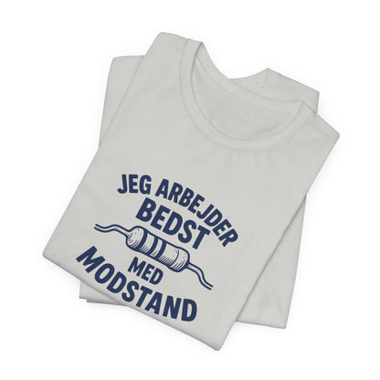 ,,Jeg arbejder bedst med modstand” Elektriker T-shirt - Dansk Håndværker Humor T-shirt