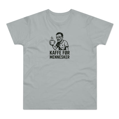 Kaffe før mennesker T-shirt | Sjov zombie T-shirt med humor til kaffeelskere, kollegaer og morgentrætte