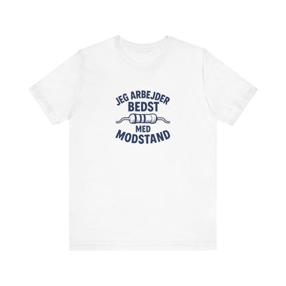 ,,Jeg arbejder bedst med modstand” Elektriker T-shirt - Dansk Håndværker Humor T-shirt