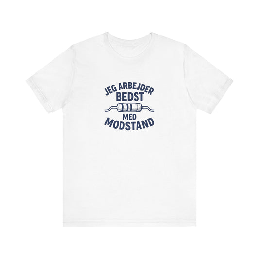 ,,Jeg arbejder bedst med modstand” Elektriker T-shirt - Dansk Håndværker Humor T-shirt