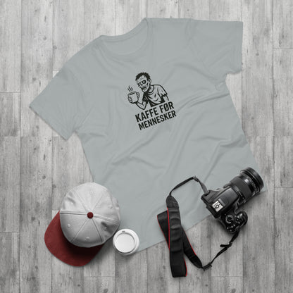 Kaffe før mennesker T-shirt | Sjov zombie T-shirt med humor til kaffeelskere, kollegaer og morgentrætte
