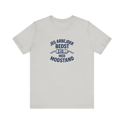 ,,Jeg arbejder bedst med modstand” Elektriker T-shirt - Dansk Håndværker Humor T-shirt