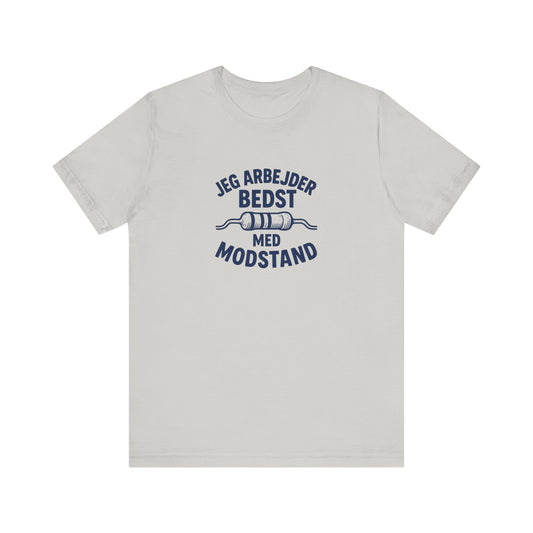,,Jeg arbejder bedst med modstand” Elektriker T-shirt - Dansk Håndværker Humor T-shirt