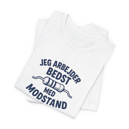 ,,Jeg arbejder bedst med modstand” Elektriker T-shirt - Dansk Håndværker Humor T-shirt