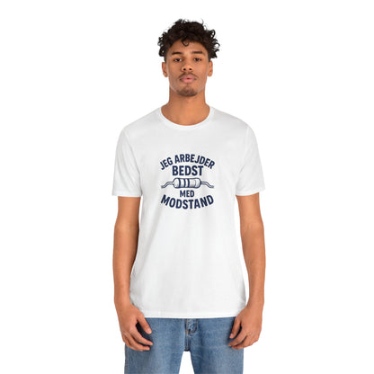 ,,Jeg arbejder bedst med modstand” Elektriker T-shirt - Dansk Håndværker Humor T-shirt